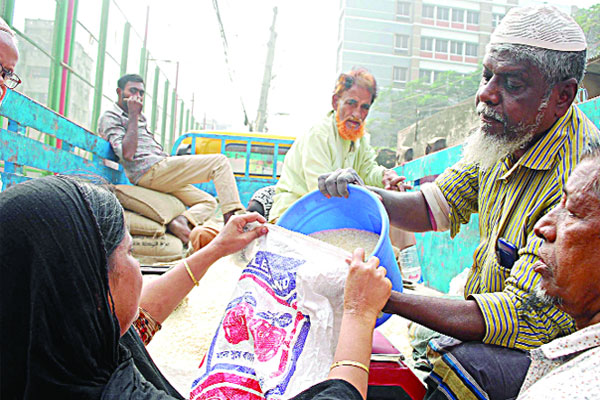 ট্রাকের সামনে ভিড় মধ্যবিত্তদেরও