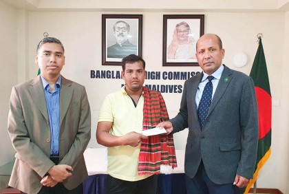 অসুস্থ প্রবাসীকে দূতাবাসের উদ্যোগে বিমানের টিকেট হস্তান্তর 