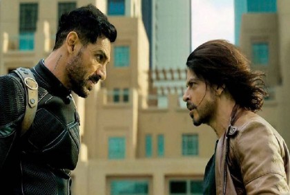 ‘পাঠানে’ কি শাহরুখকেও ছাপিয়ে গেলেন জন?