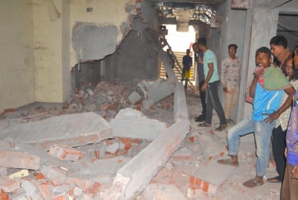 বগুড়ায় নির্মাণাধীন ভবনের বিম
ভেঙ্গে শ্রমিক নিহত