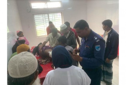 মামলার হাজিরা দিয়ে ফেরার পথে তিনজনকে কুপিয়ে জখম