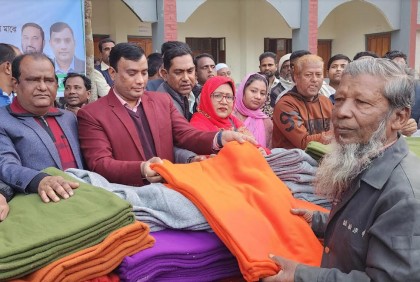 ঠাকুরগাঁওয়ে দুস্থদের মধ্যে শীতবস্ত্র বিতরণ