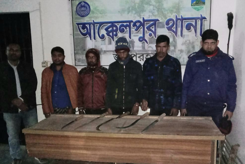 জয়পুরহাটে দেশীয় অস্ত্রসহ ৪ ডাকাত গ্রেফতার

