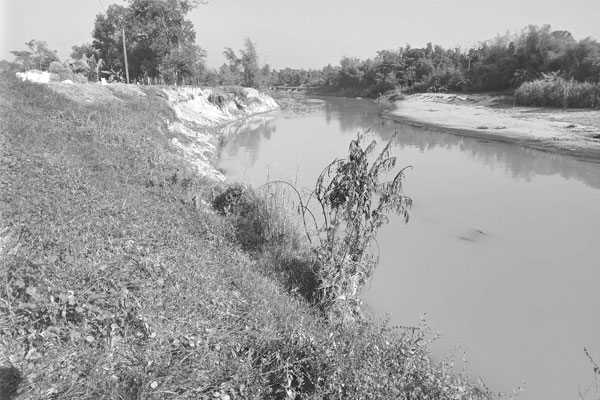 ঝুঁকিপূর্ণ বাঁধ, হুমকিতে অর্ধশতাধিক পরিবার
