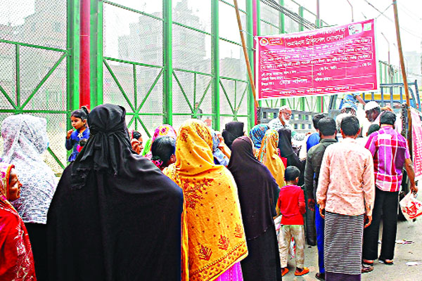 সাশ্রয়ী মূল্যে চাল ও আটা সংগ্রহ করতে মানুষের ভিড়
