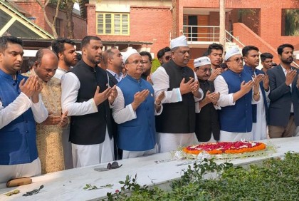 বঙ্গবন্ধুর সমাধিতে আনোয়ারুজ্জামান চৌধুরীর শ্রদ্ধা