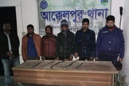 জয়পুরহাটে দেশীয় অস্ত্রসহ ৪ ডাকাত গ্রেফতার

