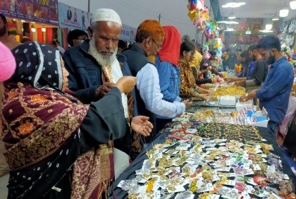 বাণিজ্য মেলায় শেষ মুহূর্তে ছাড়ের ছড়াছড়ি