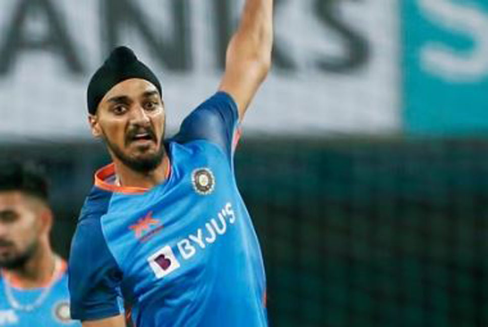 ১৩ বছর পর রায়নাকে ‘মুক্তি’ দিয়ে টি-টোয়েন্টিতে লজ্জার রেকর্ড আর্শদীপের