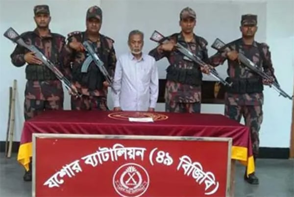 পাঁচটি স্বর্ণের বারসহ এক পাচারকারী আটক