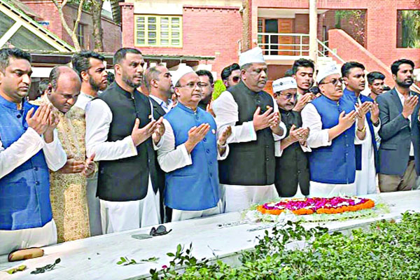 সিগন্যাল পেয়ে বঙ্গবন্ধুর সমাধিতে আনোয়ারুজ্জামান