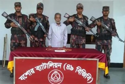 পাঁচটি স্বর্ণের বারসহ এক পাচারকারী আটক