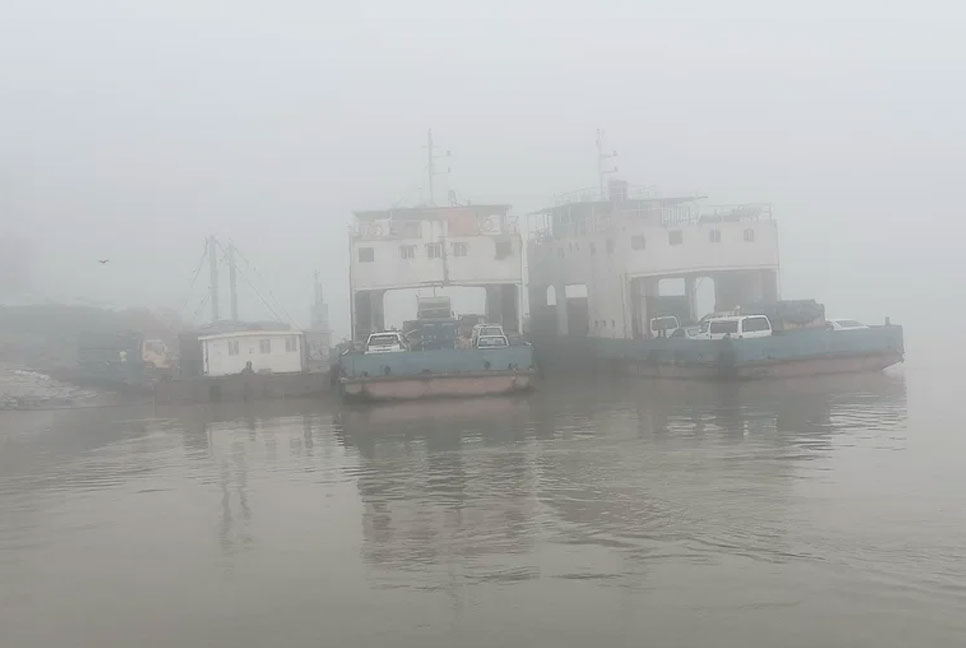 কুয়াশায় বন্ধ আরিচা-কাজিরহাট রুটের নৌ চলাচল 