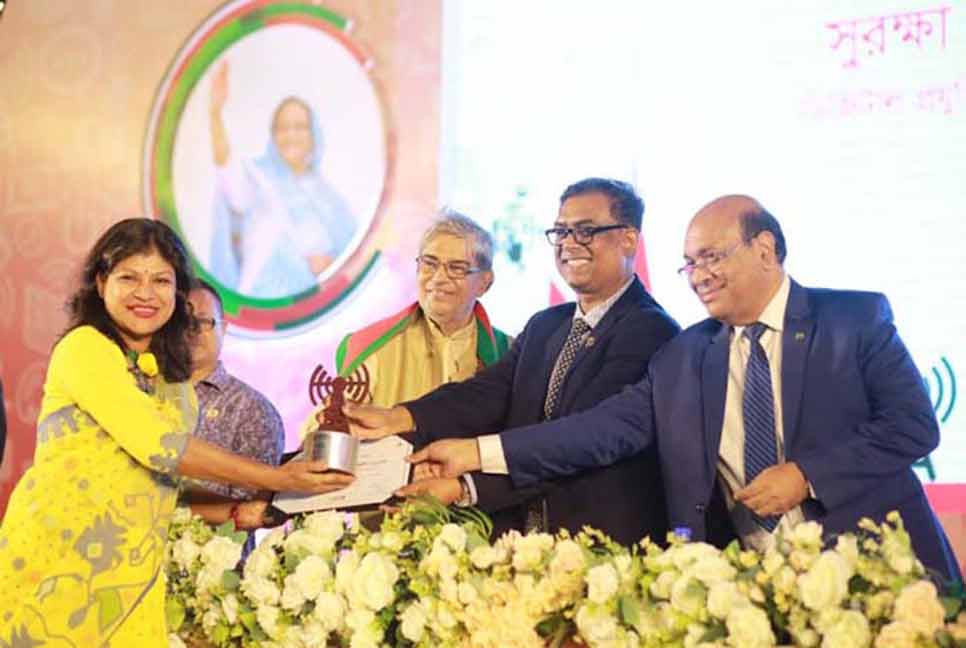ডাক ও টেলিযোগাযোগ পদক-’২৩ পেল ১৮ ব্যক্তি ও প্রতিষ্ঠান

