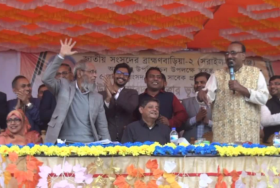 ‌‌‘কলার ছড়ি থেকে বেরিয়ে আসবে নৌকা’