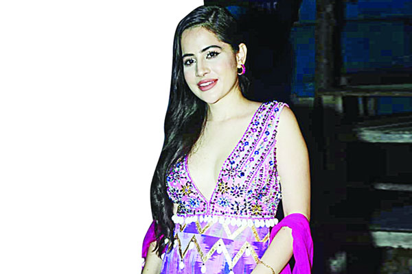 বাবার বিরুদ্ধে উরফি