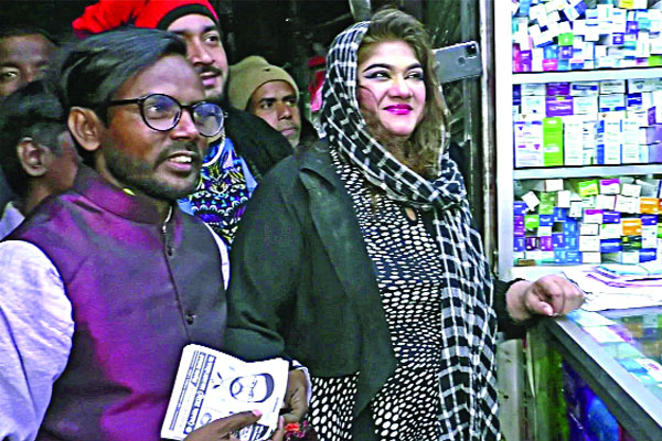 হিরো আলমের প্রচারে মুনমুন