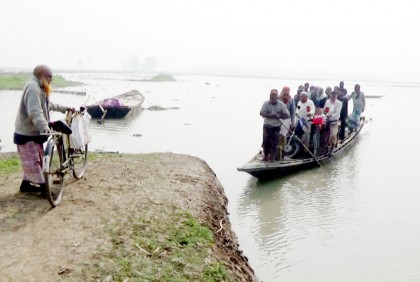 ৪০ গ্রামের মানুষের একমাত্র ভরসা নৌকা