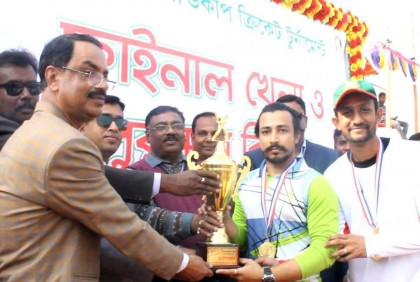 বোয়ালমারীতে গোল্ডকাপ ক্রিকেট টুর্নামেন্টের চ্যাম্পিয়ন পৌরসভা একাদশ