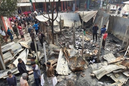 আগুনে পুড়ে ছাই বসতঘর ও ব্যবসা প্রতিষ্ঠান