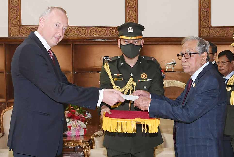 রাষ্ট্রপতির কাছে সাত দেশের রাষ্ট্রদূত-হাইকমিশনারদের পরিচয়পত্র পেশ 

