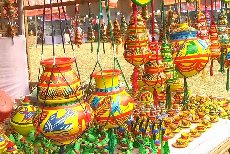 সোনারগাঁয়ে লোক ও কারুশিল্প মেলায় উপচে পড়া ভিড়