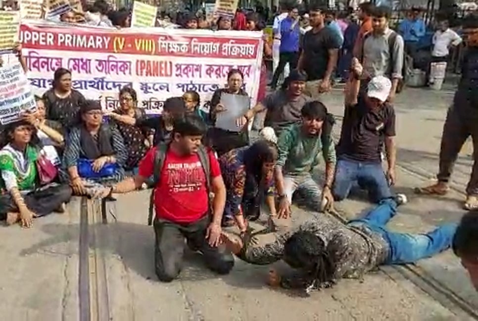চাকরির দাবিতে এবার কলকাতার রাজপথে হামাগুড়ি দিলেন প্রার্থীরা  

