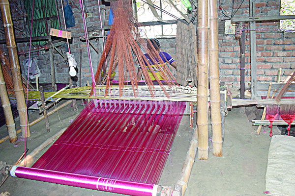 আগের মতো নেই তাঁতের খুটখাট