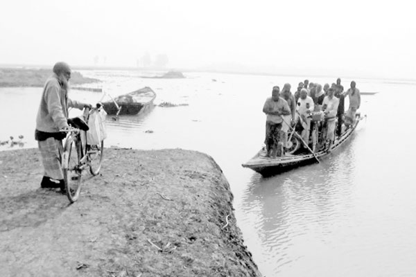 ৪০ গ্রামের মানুষের ভরসা খেয়া নৌকা
