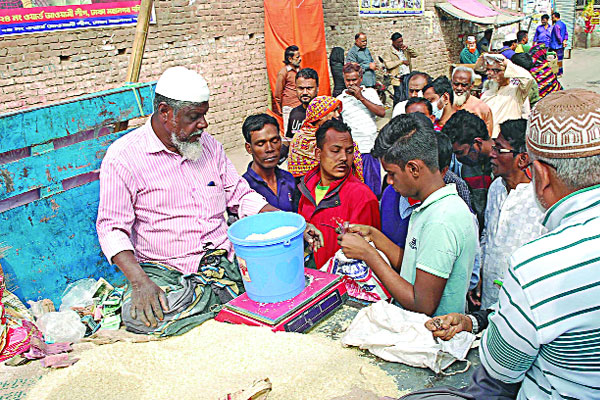 চাল কিনতে মানুষের ভিড়