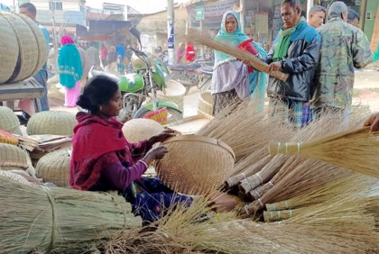 হারিয়ে যাওয়া ঐতিহ্যকে ধরে রেখেছেন তারা