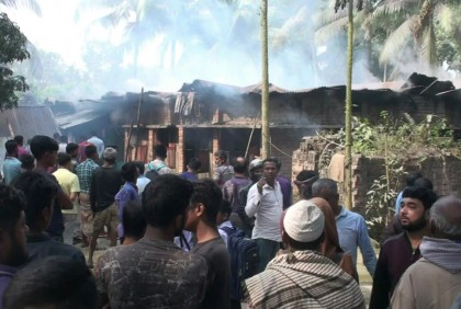 নাটোরে ৫ পরিবারের বাড়িঘরে আগুন 