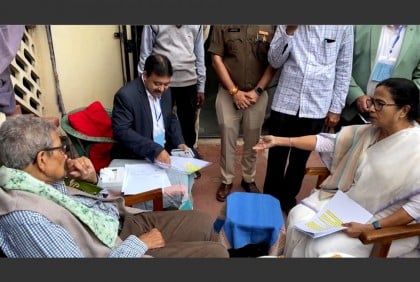 ‘একটা ছক্কা মেরে গেলাম’, অমর্ত্য সেনের বাড়িতে গিয়ে বললেন মমতা 

