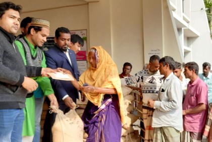 ঘোড়াঘাটে ক্ষতিগ্রস্ত পরিবারের মাঝে ত্রাণ সামগ্রী বিতরণ