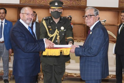 রাষ্ট্রপতির কাছে সাত দেশের রাষ্ট্রদূত-হাইকমিশনারের পরিচয়পত্র পেশ

