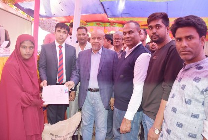 বালিয়াকান্দিতে নারীদের মাঝে খাদ্য শস্য বিতরণ