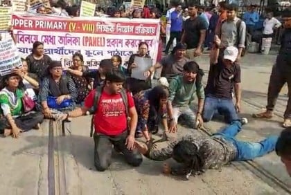 চাকরির দাবিতে এবার কলকাতার রাজপথে হামাগুড়ি দিলেন প্রার্থীরা  

