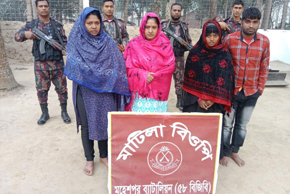 মহেশপুর সীমান্ত থেকে নারী ও শিশুসহ আটক ১৩