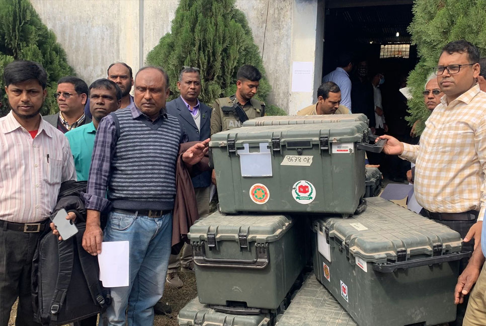 চাঁপাইনবাবগঞ্জে উপনির্বাচন: কেন্দ্রে  পাঠানো হচ্ছে নির্বাচন সামগ্রী