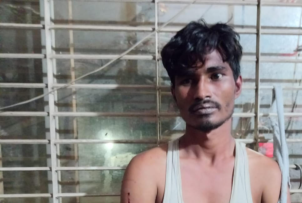 সাভারে স্বর্ণালংকার ছিনতাইয়ে সময় কেটে গেল নারীর কান