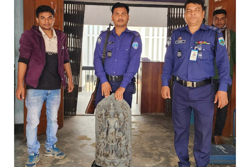 সিংড়ায় পুকুর খননের সময় মিলল প্রাচীন মূর্তি