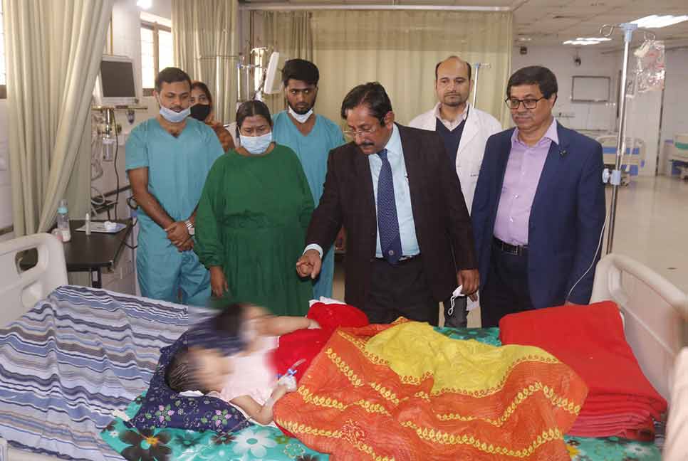 মেরুদণ্ড জোড়া লাগানো শিশু নুহা-নাবার প্রথম ধাপের অস্ত্রোপচার সম্পন্ন

