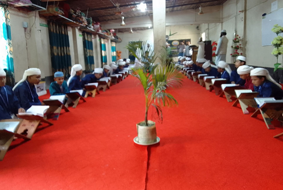 বাঞ্ছারামপুরে ৯৮ মাদ্রাসা-এতিমখানায় বসুন্ধরা গ্রুপের খাবার বিতরণ