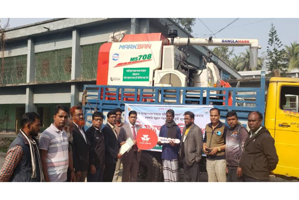 বোয়ালমারীতে ভর্তুকি মূল্যে কম্বাইন হারভেস্টার পেলেন ২ কৃষক