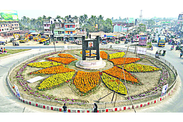 বঙ্গবন্ধুর ম্যুরাল ও নানা রঙের ফুল নজর কাড়ুছে যাত্রীদের