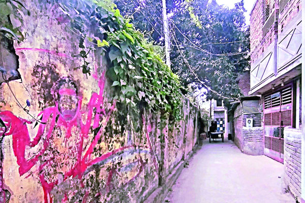 প্রাচীন প্রাচীরে ঝুঁকিতে শিশুরা