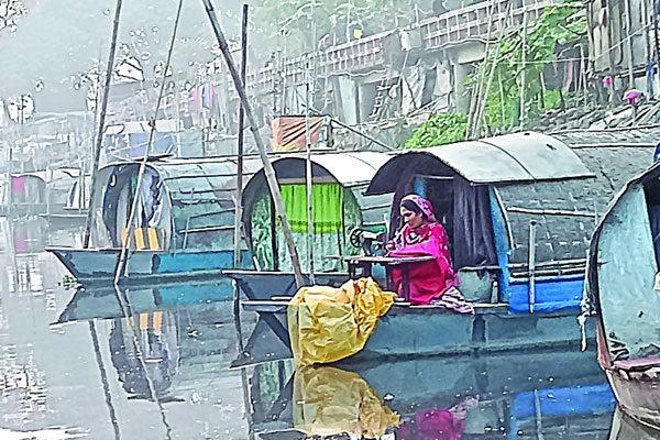 রাজধানীতে নৌকার জীবন
