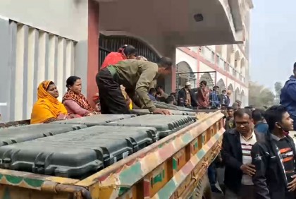 ঠাকুরগাঁও-৩ উপ-নির্বাচন; কেন্দ্রে পৌঁছে দেওয়া হচ্ছে ভোটের সরঞ্জাম 