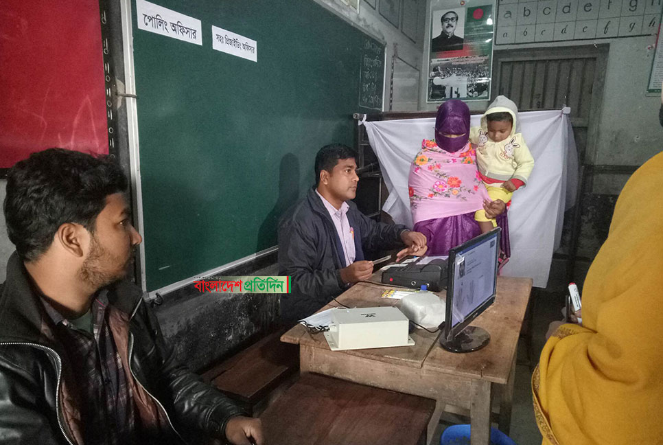 চাঁপাইনবাবগঞ্জ-২ ও ৩ আসনের উপনির্বাচনে ভোটগ্রহণ শুরু