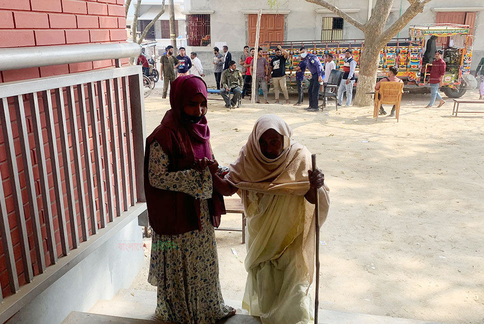 চাঁপাইনবাবগঞ্জেও ভোটার উপস্থিতি ‌অত্যন্ত কম